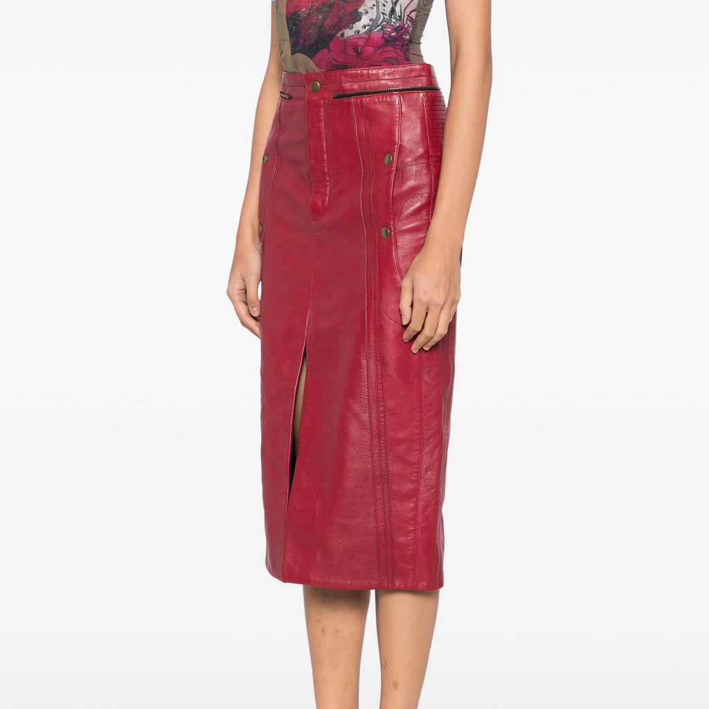Chloé red leather pencil skirt, stylish and fitted, shown on a model with a sleek design and smooth texture.