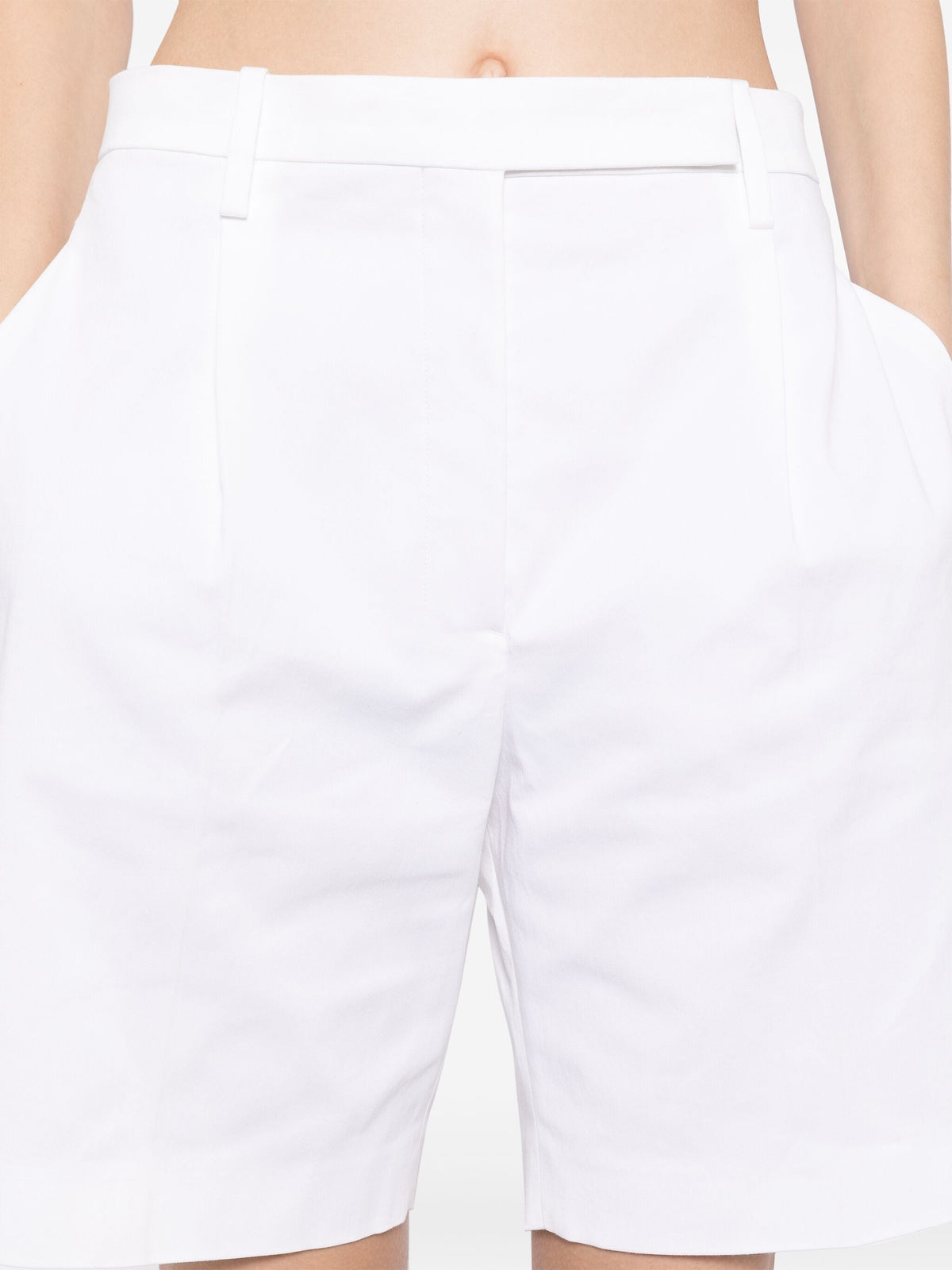 Hermès pleated white Bermuda shorts for women, featuring a tailored fit and classic design, suitable for casual or semi-formal wear.