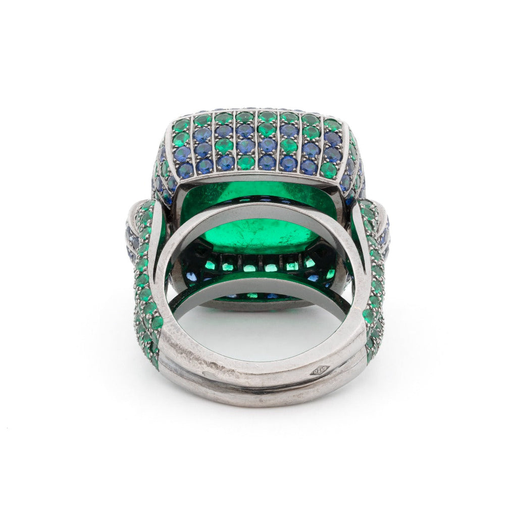 Boucheron 15kt emerald and sapphire ring showcasing a central emerald surrounded by sapphires in a detailed gold setting.
