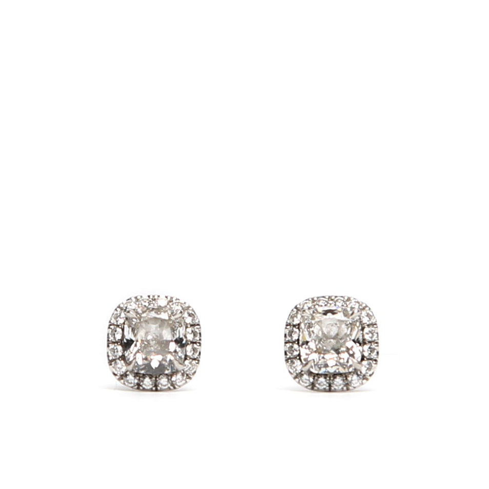 White gold diamond stud earrings with sparkling diamonds set in a classic design, lightweight and elegant jewelry for special occasions.